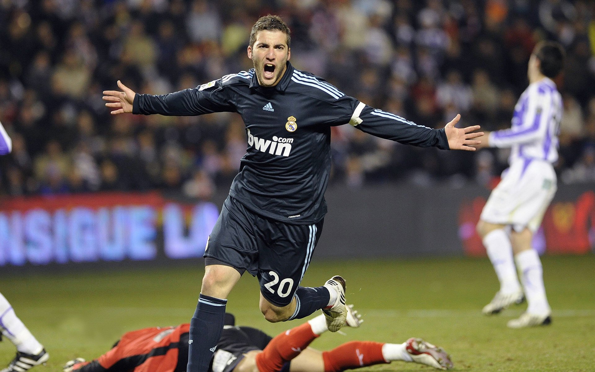 波鸿球员病愈归队，球队强大阵容助力胜利，波鸿足球俱乐部赞助商